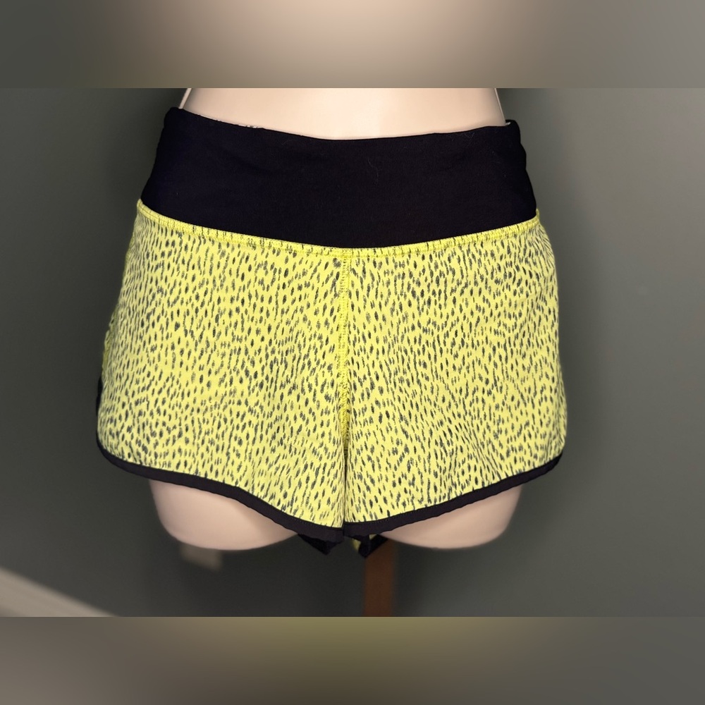 Lululemon Size 10 Low Rise Black and Yellow Patterned Shorts